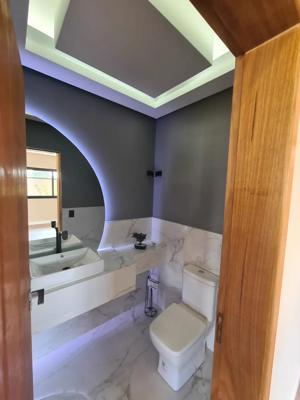 Lavabo Assinado. Iluminação embutida