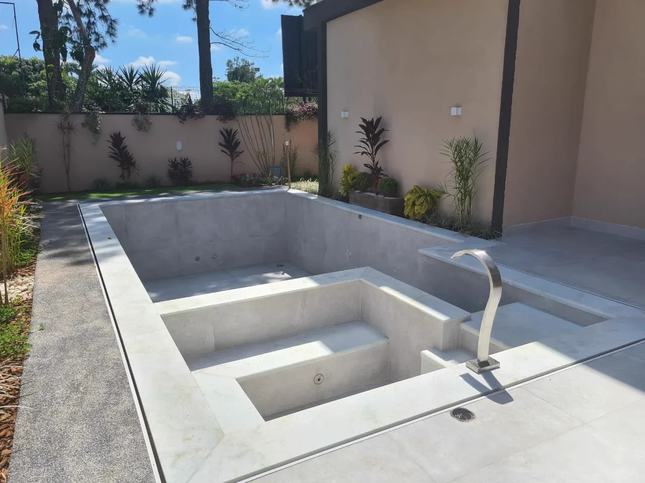 Área de Lazer. Piscina e paisagismo