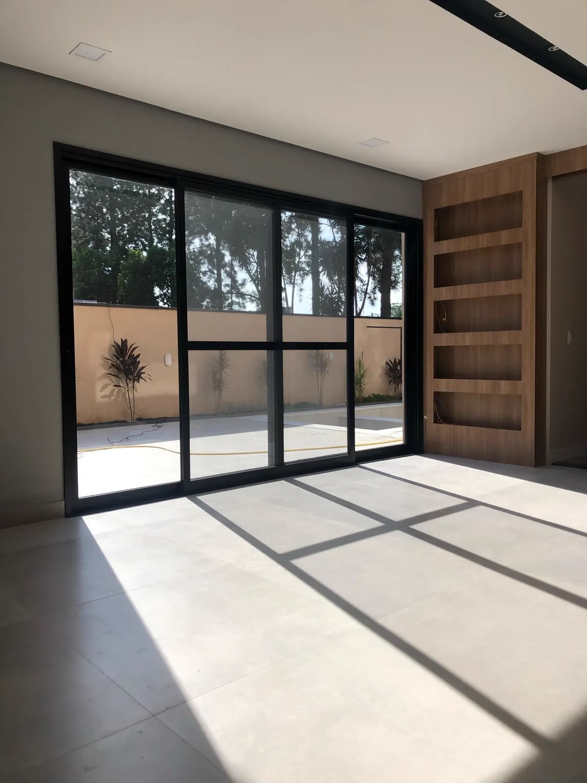 Sala com Luz Natural. Porcelanato e vidro